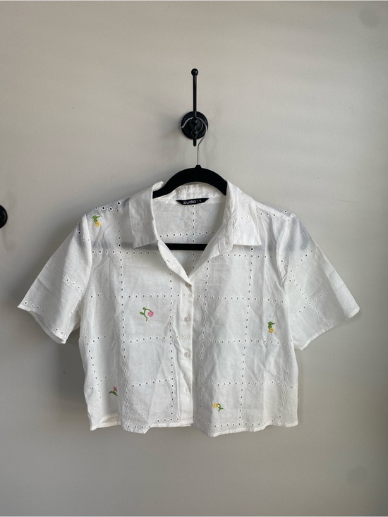 Urban Outfitters Tops - 90’s Summer Cropped White Eyelet Button-Up with Embroidered Floral 100% Cotton